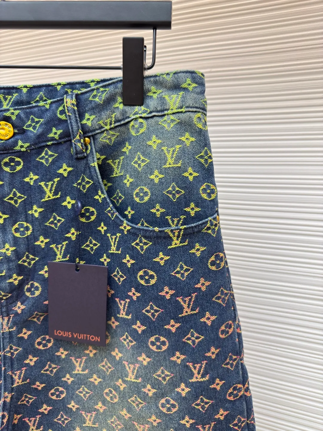 LOUIS VUITTON gradient jacquard denim shorts ●Authentic product: purchased and developed at 16900 ●Item number: 1680135-B30 ●Fabric: denim fabric ●Technology: jacquard gradient production ●Version: fitted version ●Weight: about 640 grams ●Size: 30-31-32-33 ●Description: The fabric is made of 10s*7s combed cotton denim, matched with 60s twill Tencel cotton lining, purchased Y version color matching, ordered and dyed 4 color weft yarns, referring to the Y version color gradient level, single color yarn hand-numbered fabric organization, 1:1 restoration of pattern painting jacquard device, weft yarn is made of 100% cotton yarn, the fabric is woven with a rapier jacquard machine, purely hand-made single-piece cutting, front and rear trouser waistbands are all It is cut with positioning flowers. The two patch pockets on the back are made of restored flowers. All the trousers hanging ears have the Presbyopia logo in the middle. The triangular hanging ears on the back are made of round flowers on the bottom. The upper two flowers are completely symmetrical and centered, and the details are directly filled out. For the washing process, the plastic sealing film material is used to open the mold and position it. Nine positions are manually sprayed twice for coloring. During this period, the coloring time of the horse must be strictly controlled. If the time is too long, the color will be too dark. If the Y-version effect cannot be achieved, workers must operate quickly and accurately, and then rinse and solidify the color in the later stage. The back waistband is affixed with a cowhide two-layer embossed leather tag, with the brand logo made of rose gold and white copper. The zipper is made of 2# long puller and closed tail zipper made of bronze. The waist button is made of electroplated antique gold and white copper I-shaped plate. The overall wiring is straight and delicate, the fabric is comfortable and soft, and the color is consistent without color difference. It can be matched with the same style to create a fashionable look and control various occasions. Customized accessories, complete with three standards, same style for men and women!